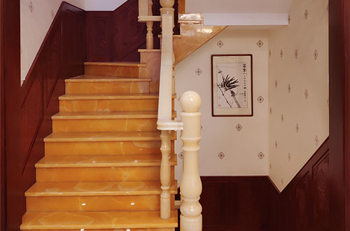 河东中式别墅室内汉白玉石楼梯的定制安装装饰效果